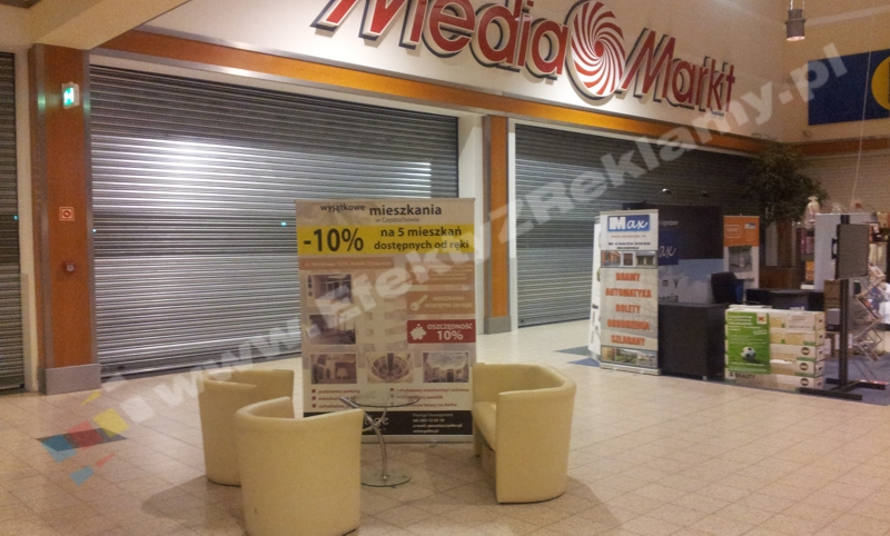 zdjcie stoiska promujcego nieruchomoci na sprzeda w centrum handlowym m1 w czstochowie