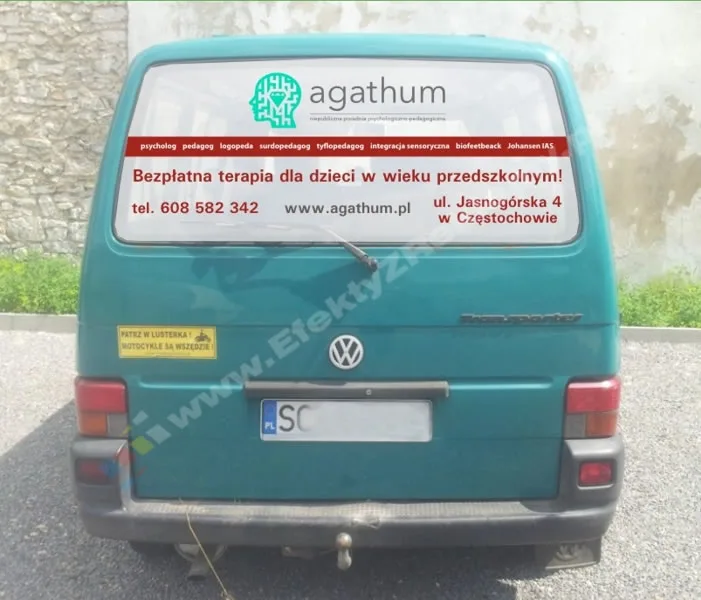 zdjęcie auta z naniesionym projektem docelowej nalepki na tylnią szybę