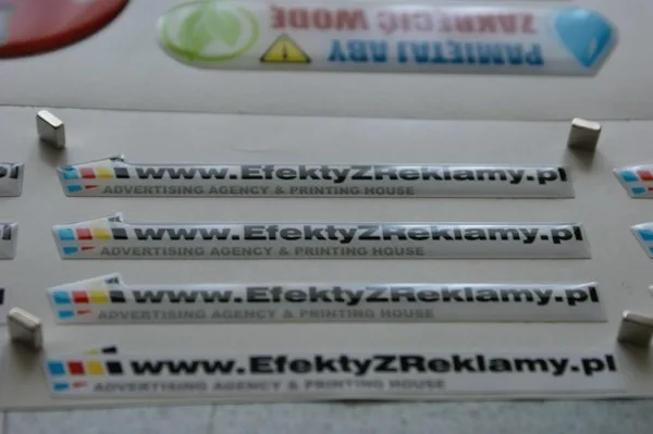 realizacja naklejek uszlachetnionych powłoką epoksydową odporną na warunki atmosferyczne oraz promieniowanie UV