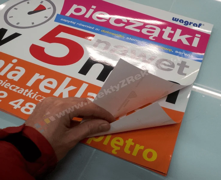 naklejki docięte ręcznie trymerem do formatu zestaw dociętych do formatu naklejek informacyjnych na drzwi
