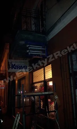 kasetony reklamowe - otwarty klosz kasetonu reklamowego podczas podłączenia elektrycznego
