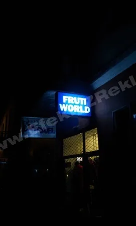 kasetony reklamowe - widok świecącego kasetonu z drugiej strony