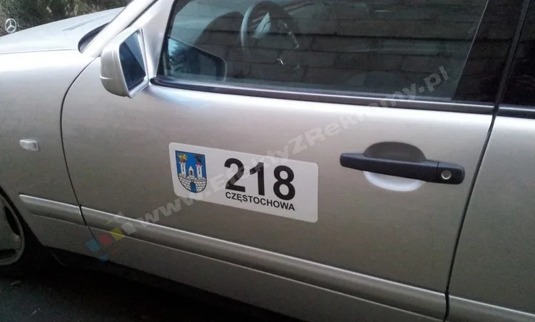 naklejka magnetyczna na częstochowskiej taksówce