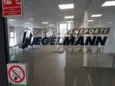 logo firmy na przeszkleniu — widok od strony biura