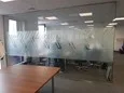 stanowisko pracy za oklejoną ścianką — światło zostaje