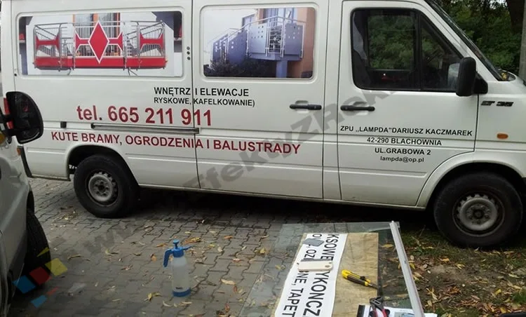 prawa strona wyklejonego nową reklamą pojazdu na gotowo